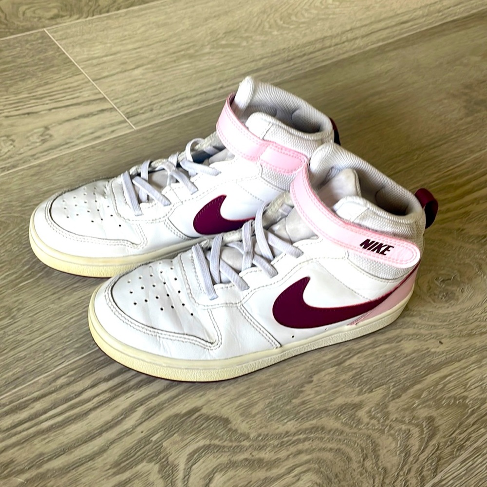 Nike girls mid top sneaker size Y2